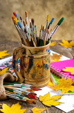 Boyalar ve fırçalar.