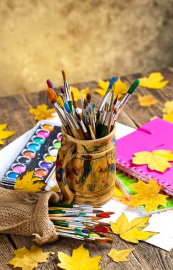 Boyalar ve fırçalar.