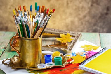 Boyalar ve fırçalar.