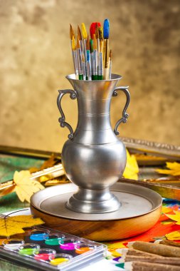 Boyalar ve fırçalar.