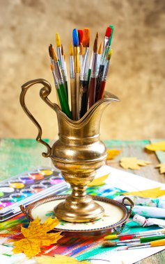 Boyalar ve fırçalar.