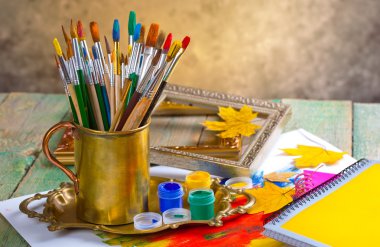 Boyalar ve fırçalar.