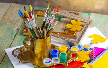 Boyalar ve fırçalar.