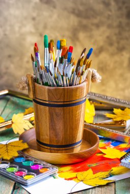 Boyalar ve fırçalar.