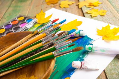 Boyalar ve fırçalar.