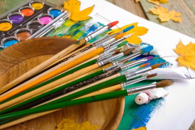 Boyalar ve fırçalar.