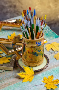 Boyalar ve fırçalar.