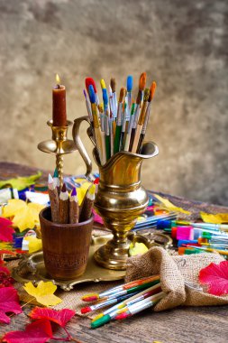 Boyalar ve fırçalar.