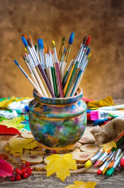 Boyalar ve fırçalar.