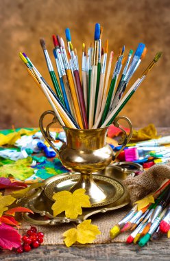 Boyalar ve fırçalar.