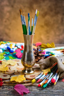 Boyalar ve fırçalar.