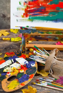 Boyalar ve fırçalar.