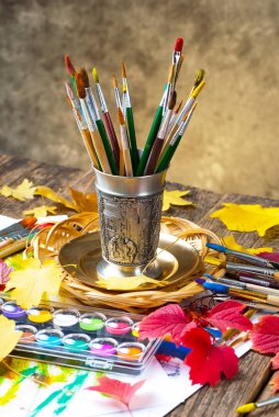 Boyalar ve fırçalar.