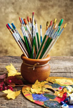 Boyalar ve fırçalar.