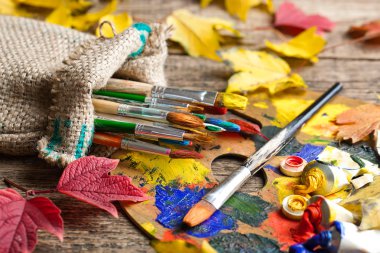 Boyalar ve fırçalar.