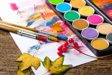 Boyalar ve fırçalar.