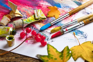 Boyalar ve fırçalar.