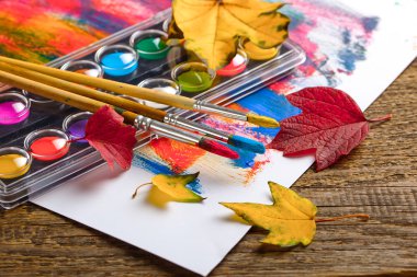 Boyalar ve fırçalar.