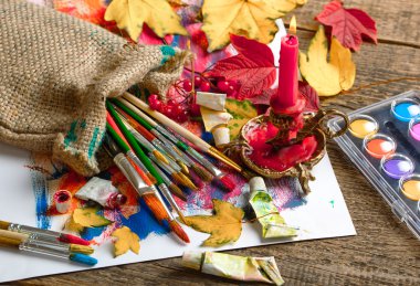 Boyalar ve fırçalar.