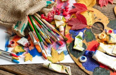 Boyalar ve fırçalar.