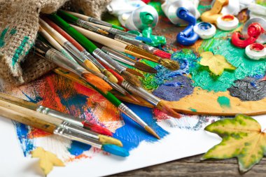 Boyalar ve fırçalar.