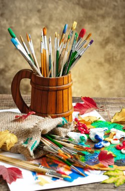 Boyalar ve fırçalar.