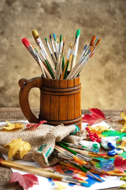 Boyalar ve fırçalar.