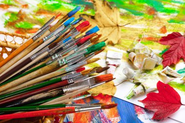 Boyalar ve fırçalar.