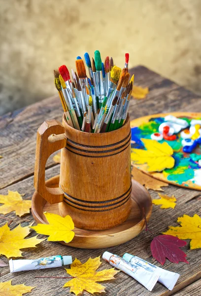 Boyalar ve fırçalar.