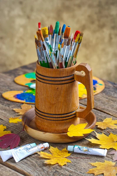 Boyalar ve fırçalar.