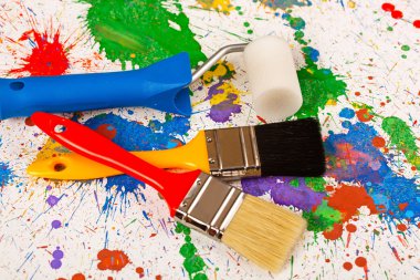 Boyalar ve fırçalar.