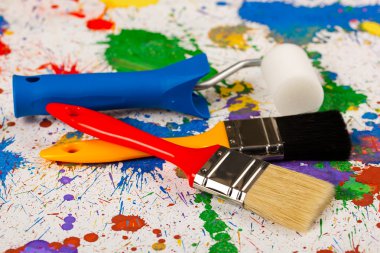 Boyalar ve fırçalar.