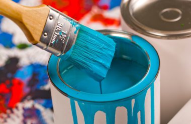 Boyalar ve fırçalar.