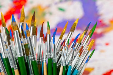 Boyalar ve fırçalar.