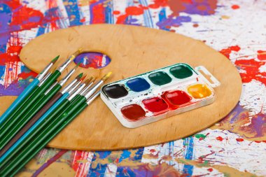 Boyalar ve fırçalar.