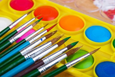 Boyalar ve fırçalar.