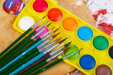 Boyalar ve fırçalar.