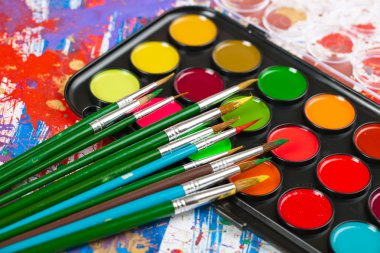 Boyalar ve fırçalar.