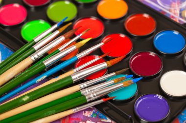 Boyalar ve fırçalar.