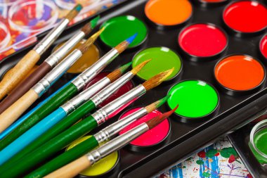 Boyalar ve fırçalar.