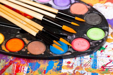 Boyalar ve fırçalar.