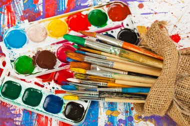 Boyalar ve fırçalar.