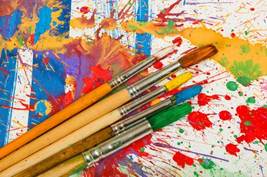 Boyalar ve fırçalar.