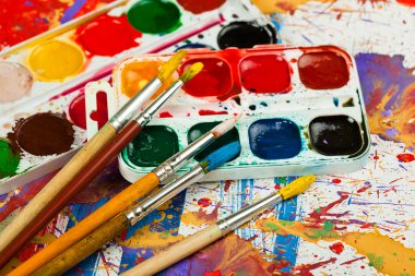 Boyalar ve fırçalar.