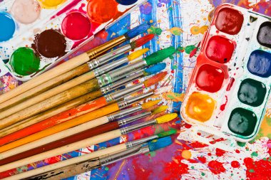 Boyalar ve fırçalar.