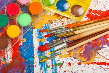 Boyalar ve fırçalar.