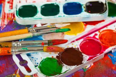 Boyalar ve fırçalar.