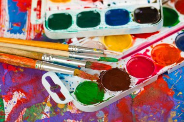 Boyalar ve fırçalar.