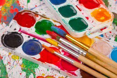 Boyalar ve fırçalar.