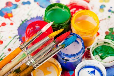 Boyalar ve fırçalar.